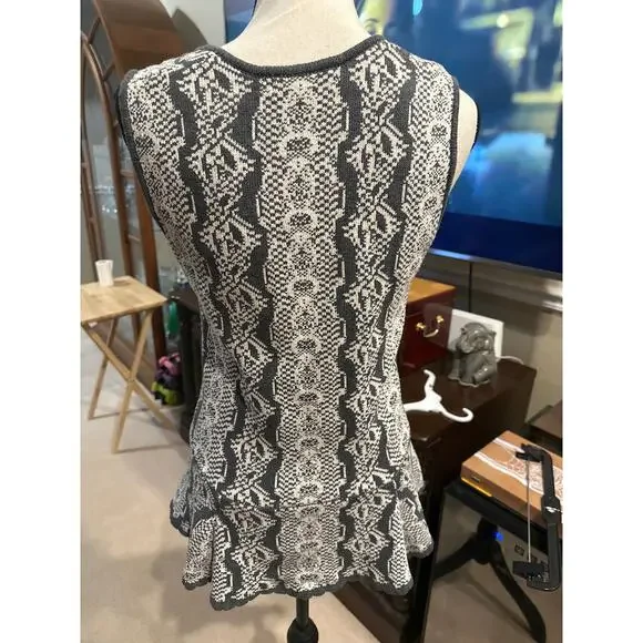 ⭐️ Women’s Cabi Sleeveless Sweater W/ Peplum Bottom Size Medium - Picture 4 of 5